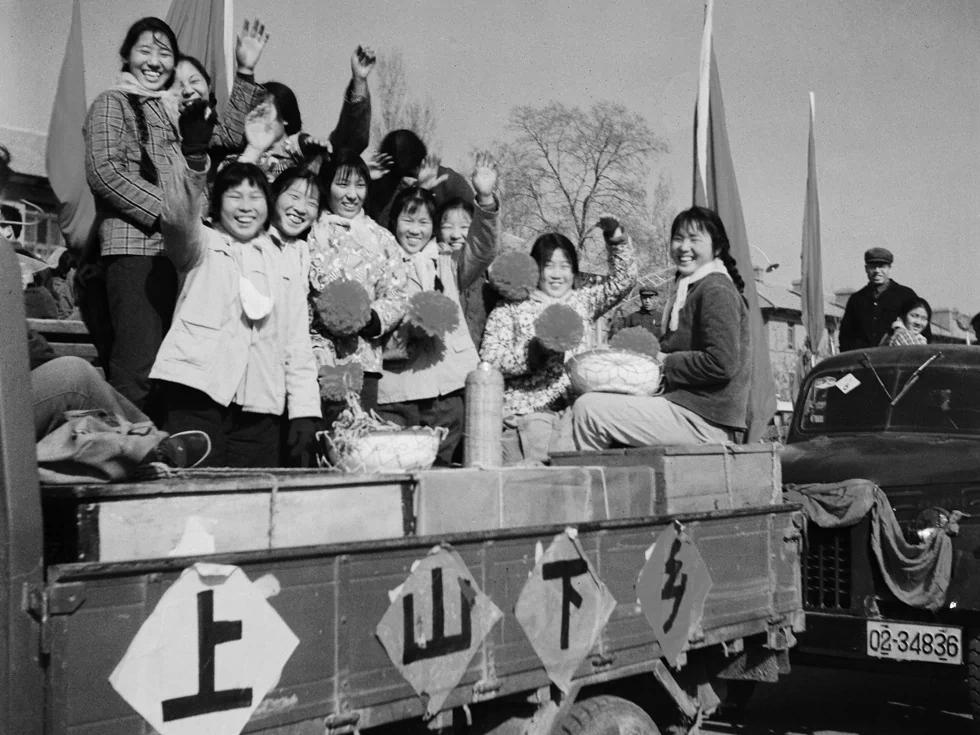 凭栏:从“上山下乡”到“大众摆摊”